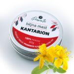 Kutija promontisa na kojoj je modernim dizajnom napisan biljna mast,kantarion na beloj pozadini i ima crvene malo 100% prirodnih sastojaka dobar za lečenje rana, opekotina i akni